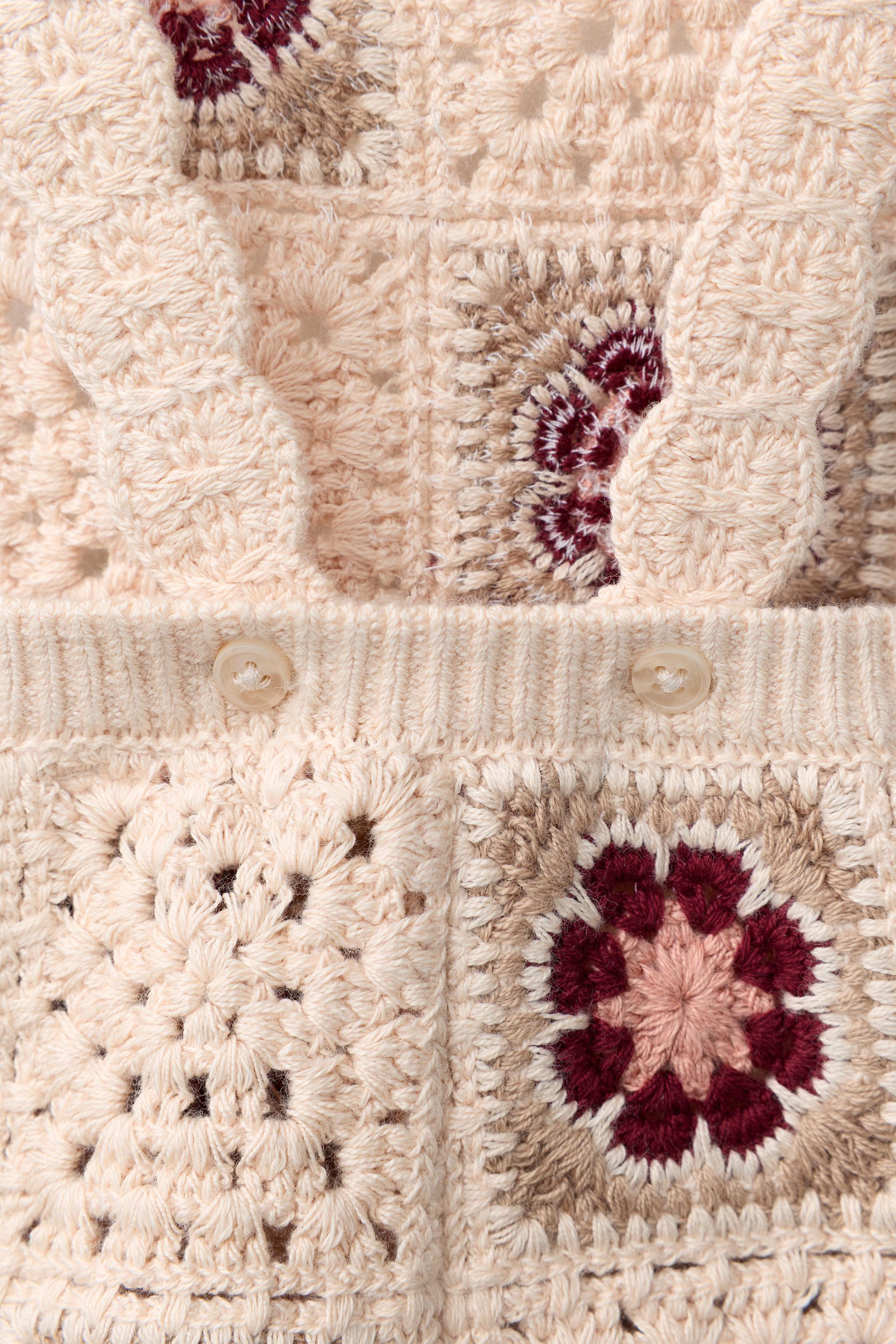 SALOPETTE EN MAILLE ET CROCHET FLEURI